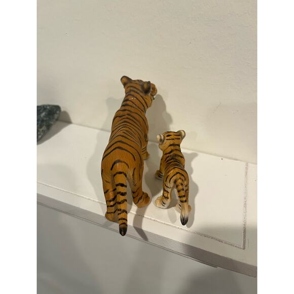 Schleich 2003 adult Tiger and cub RETIRED - Picture 4 of 5